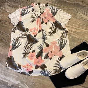 Cute top with lace sleeves